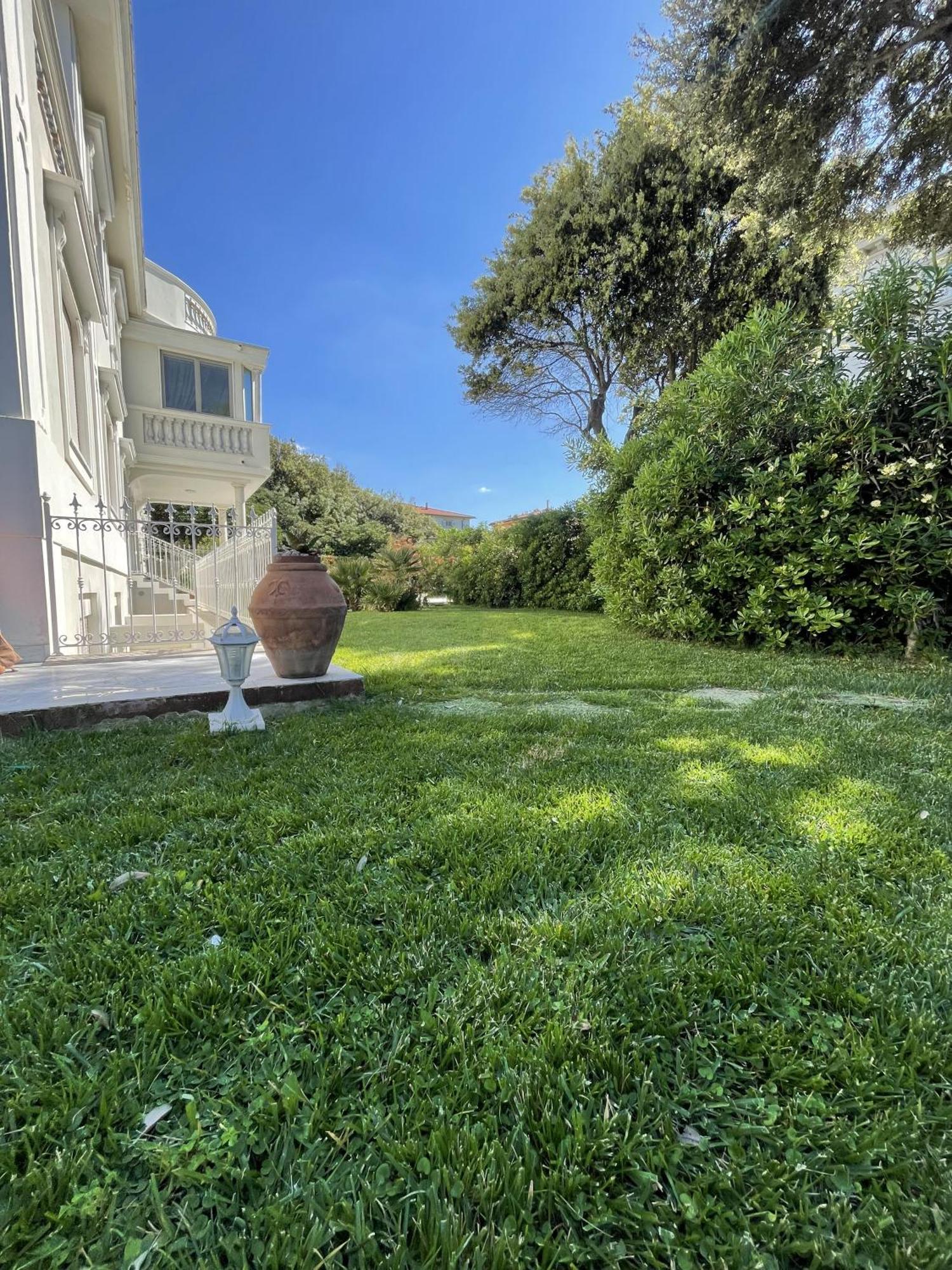 Villa Bianca A Few Steps By The Sea With Exclusive Garden & Jacuzzi Livorno Exterior photo